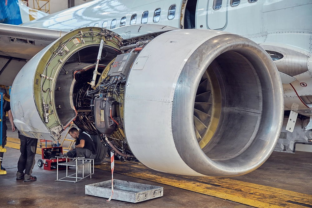 engine aircraft without a hood in the hangar